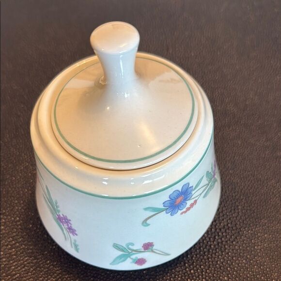 Oneida Ava Ceramic Sugar bowl with Lid Floral Design - Picture 5 of 8